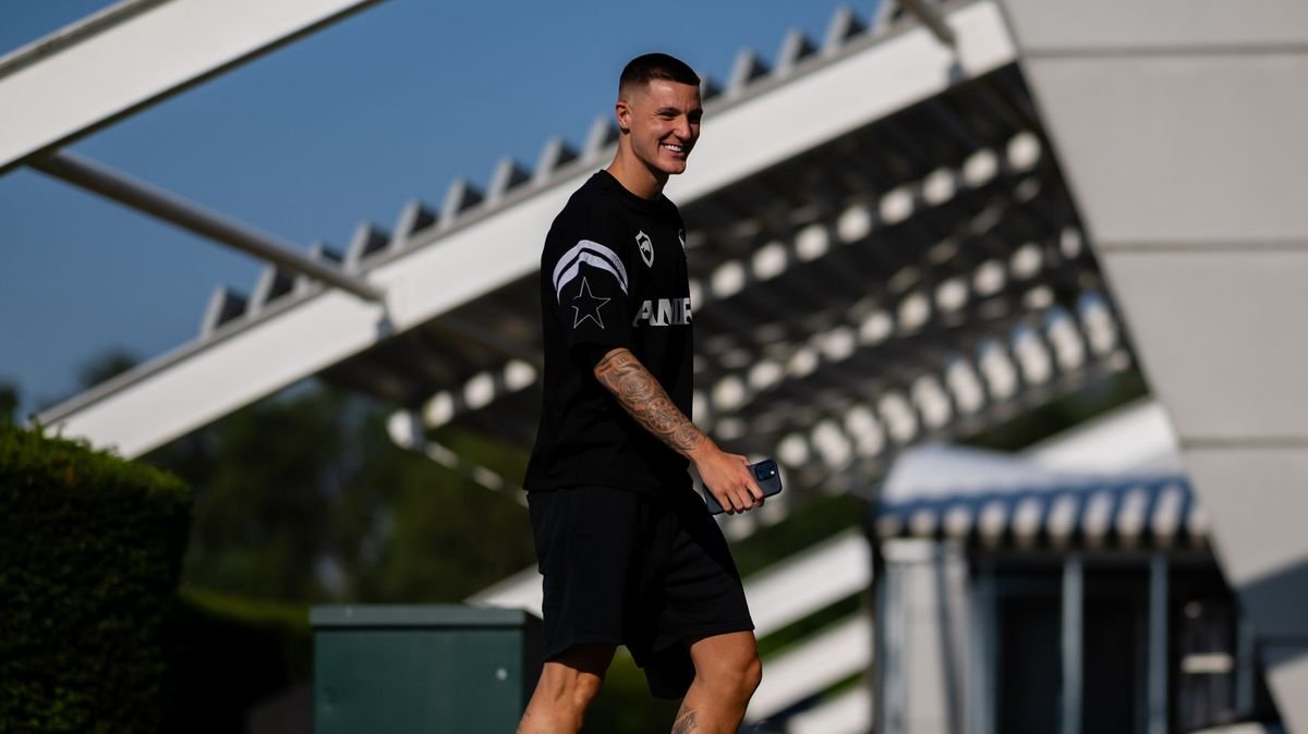 Forgotten Manchester United Transfer Priority Takes Center Stage