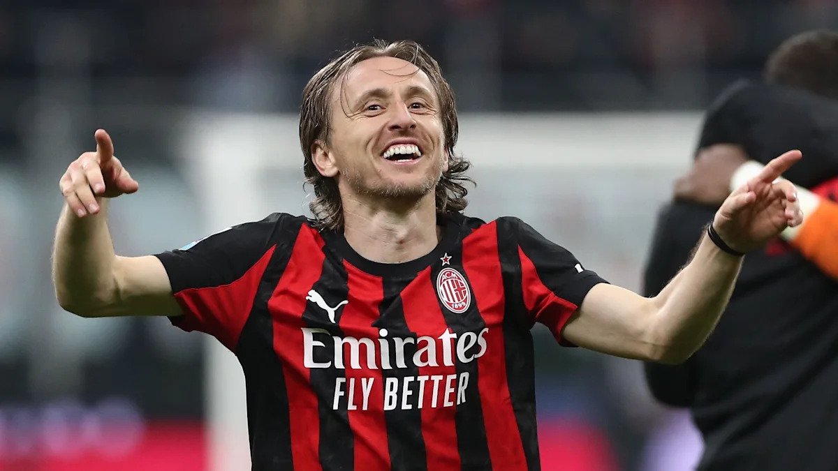 Modric Signs One-Year Contract Extension with AC Milan