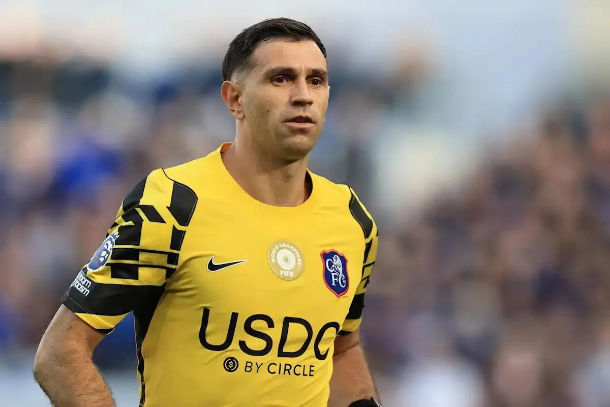 Chelsea’s Emiliano Martínez Faces Surgery After Sickening Head Injury in Premier League Clash